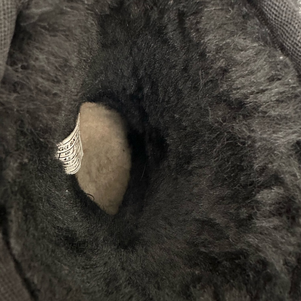 UGG - image 9